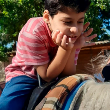 Pacientes atendidos pelo SUS em Laguna participam de terapia com cavalos