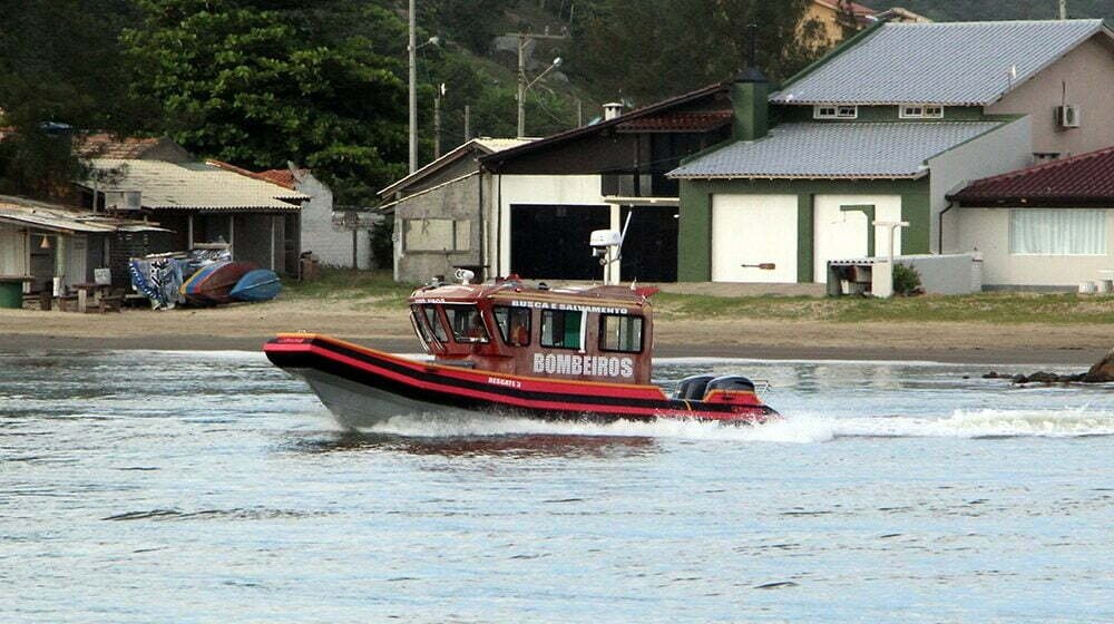 Bombeiros iniciam quinto dia de buscas por jovem desaparecido em naufrágio em Laguna