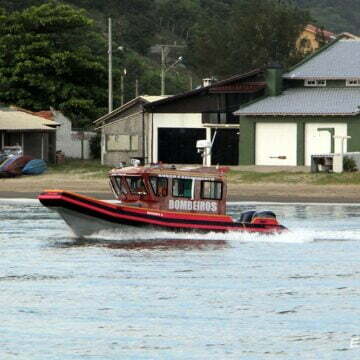 Bombeiros iniciam quinto dia de buscas por jovem desaparecido em naufrágio em Laguna