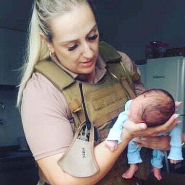 Bebê de um mês é salvo de engasgamento por policial militar em Capivari de Baixo