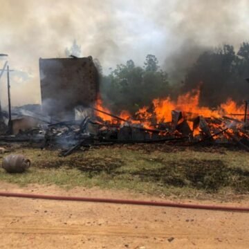 Incêndio destrói casa e atinge um galpão e uma estufa em Pedras Grandes