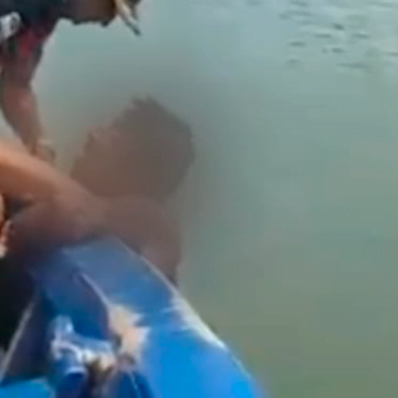 Homem que tentava atravessar Canal da Barra a nado é resgatado em Laguna Homem que tentava atravessar Canal da Barra a nado é resgatado em Laguna