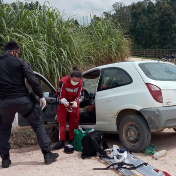 Motorista bate com a cabeça no para-brisa após colidir com o carro em barranco Motorista bate com a cabeça no para-brisa após colidir com o carro em barranco