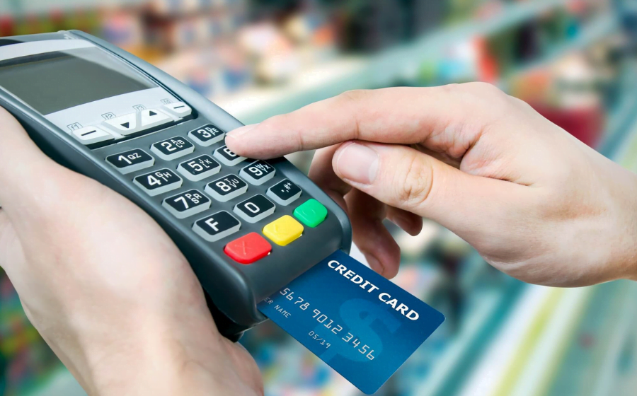 Procon orienta sobre diferença de preço para compras no cartão ou dinheiro