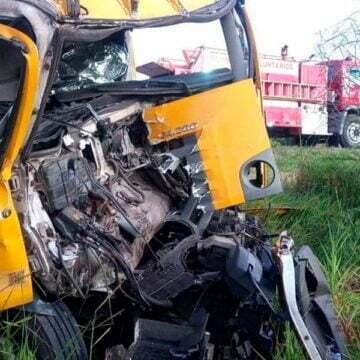 Caminhoneiro fica preso às ferragens após acidente na BR-101