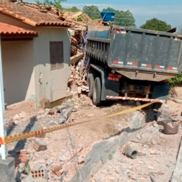Caminhão invade casa após motorista perder o controle, em Braço do Norte