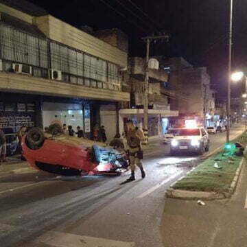 Condutor abandona carro após capotamento em avenida de Braço do Norte
