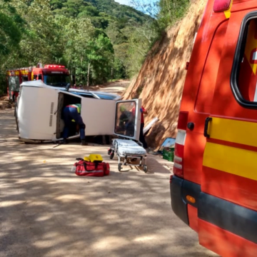Motorista fica preso no interior do veículo após capotamento em Tubarão