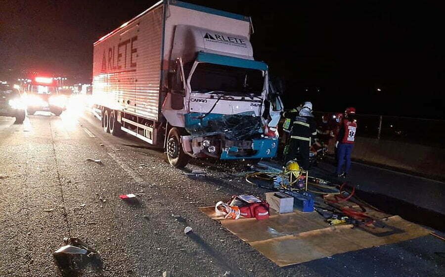 Motorista fica preso às ferragens após colisão entre dois caminhões na BR-101 Motorista fica preso às ferragens após colisão entre dois caminhões na BR-101