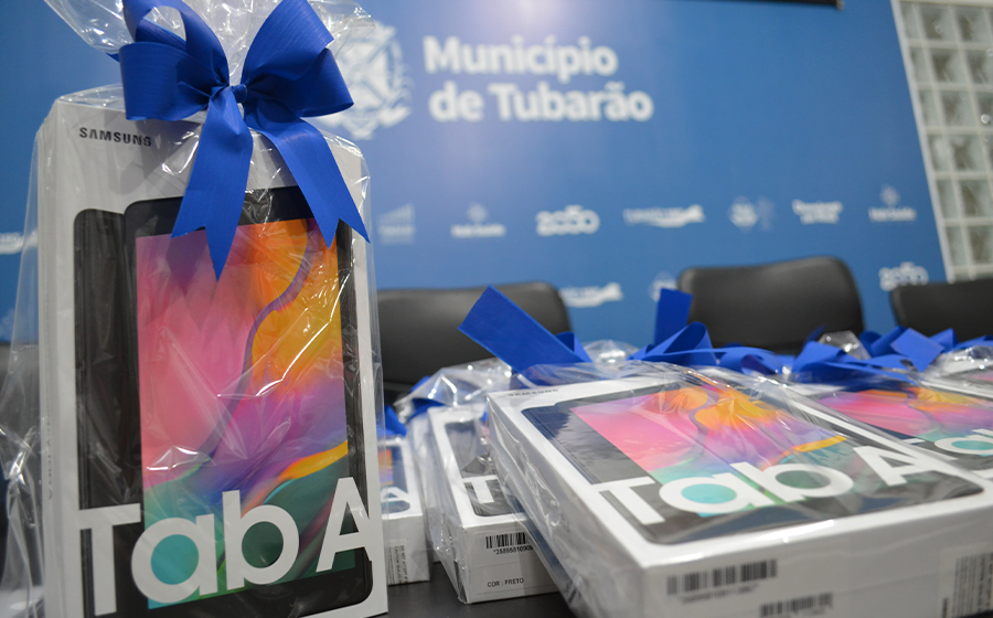 Prefeitura de Tubarão entrega tablets às escolas de educação básica