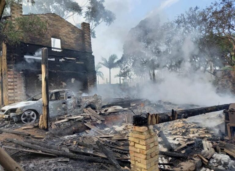 Incêndio destrói galpão em Sangão