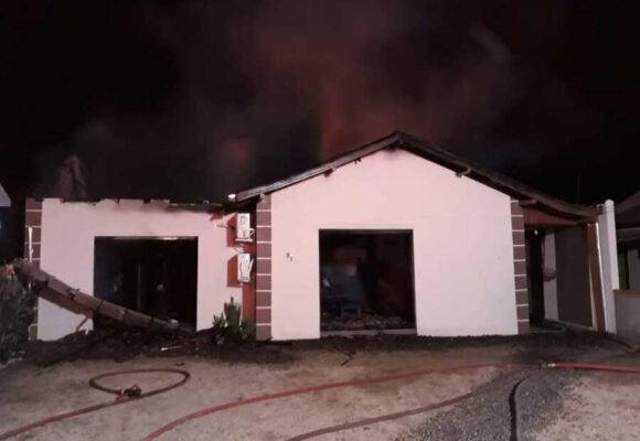 Casas e vegetação são atingidas por incêndios em Armazém e Imbituba