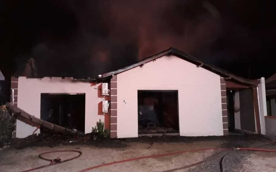 Casas e vegetação são atingidas por incêndios em Armazém e Imbituba