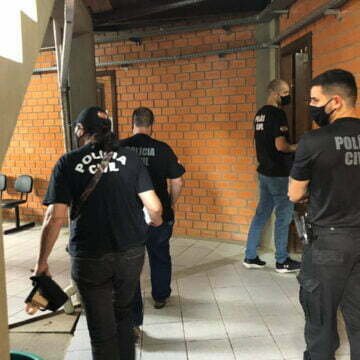 Ex-prefeito e cinco servidores de Sangão são presos temporariamente em operação da Polícia Civil