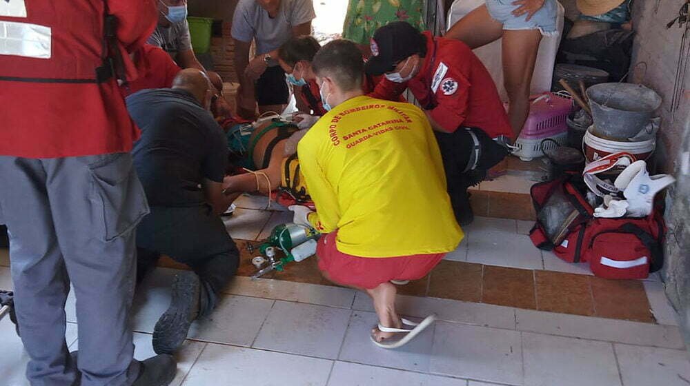 Morador fica gravemente ferido ao cair do telhado de casa em Jaguaruna