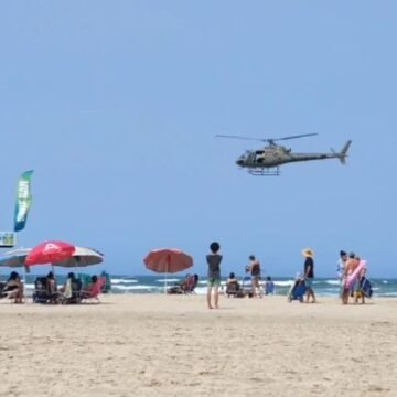 Jovens são levados ao hospital após se afogarem em praia de Laguna Jovens são levados ao hospital após se afogarem em praia de Laguna