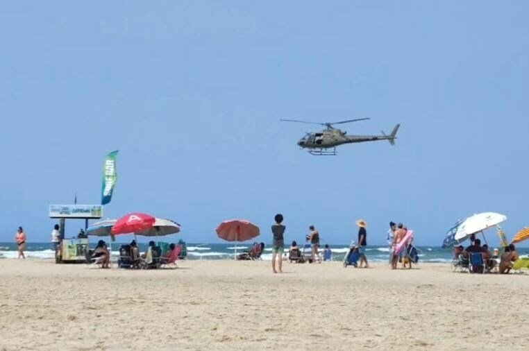 Jovens são levados ao hospital após se afogarem em praia de Laguna