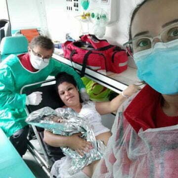 Bebê nasce dentro de ambulância a caminho do hospital