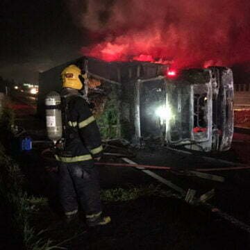 Caminhão pega fogo após tombar às margens da BR-101, em Laguna