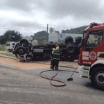 Caminhão tomba e deixa motorista ferido em São Ludgero
