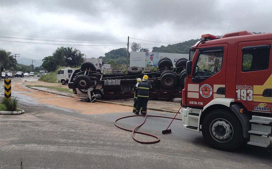 Caminhão tomba e deixa motorista ferido em São Ludgero