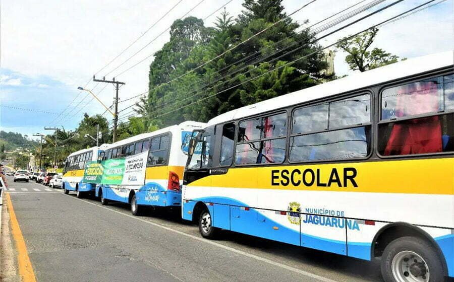 Com recursos próprios, prefeitura de Jaguaruna adquire sete novos micro-ônibus escolares