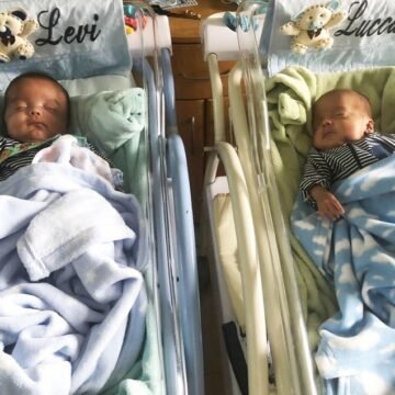 Gêmeos que nasceram prematuros recebem alta depois de 100 dias na UTI neonatal, em Tubarão