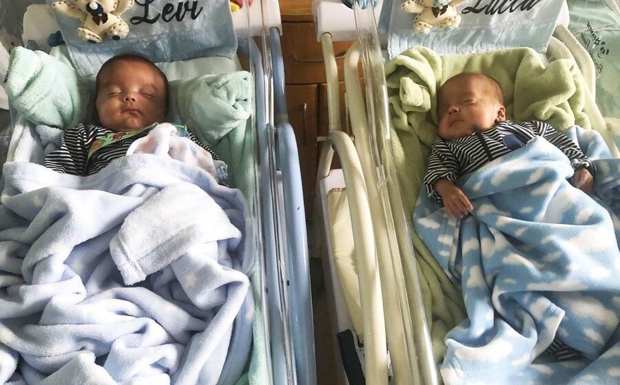 Gêmeos que nasceram prematuros recebem alta depois de 100 dias na UTI neonatal, em Tubarão