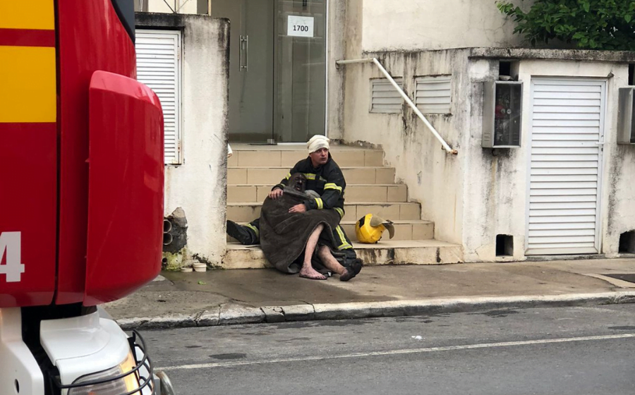 Idoso é resgatado com diversas queimaduras durante incêndio em apartamento