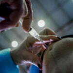 Municípios podem iniciar a aplicação da segunda dose de reforço contra covid-19 em idosos com 80 anos ou mais