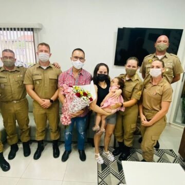 Policiais militares recebem visita de menina salva de engasgamento Policiais militares recebem visita de menina salva de engasgamento