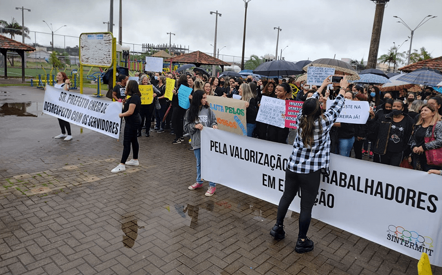 Professores de Capivari de Baixo entram em greve; VÍDEO