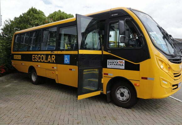 Seis municípios da região recebem novos ônibus para transporte escolar