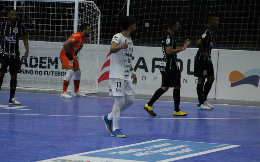 Tubarão Futsal perde para o Corinthians na estreia da Liga Nacional