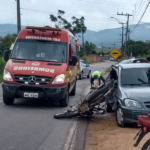Em acidentes diferentes, motociclistas sofrem fraturas nas pernas após colisões