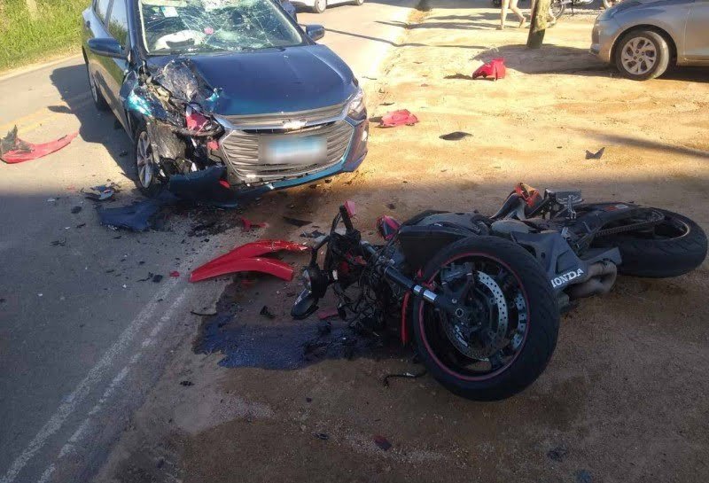 Motociclista morre após colidir com carro em Pescaria Brava