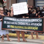Professores de Jaguaruna fazem protesto cobrando piso salarial
