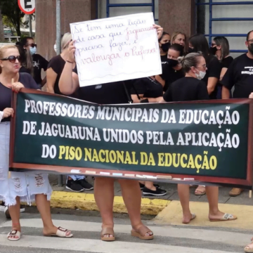 Professores de Jaguaruna fazem protesto cobrando piso salarial Professores de Jaguaruna fazem protesto cobrando piso salarial