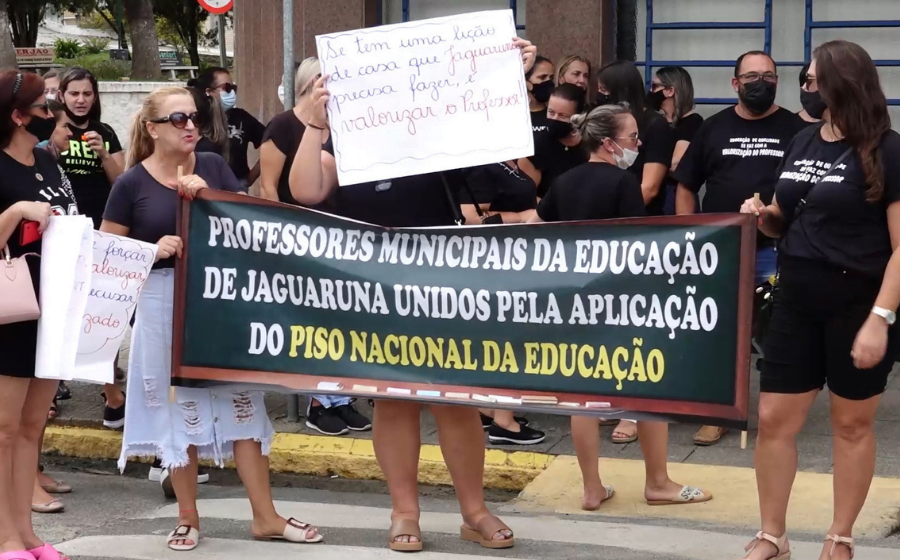 Professores de Jaguaruna fazem protesto cobrando piso salarial