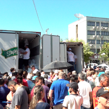 Suinocultores distribuem carne como forma de manifestação em Braço do Norte Suinocultores distribuem carne como forma de manifestação em Braço do Norte
