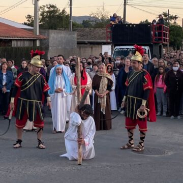 Procissão reúne fiéis no bairro Passagem no feriado de Sexta-feira Santa Procissão reúne fiéis no bairro Passagem no feriado de Sexta-feira Santa