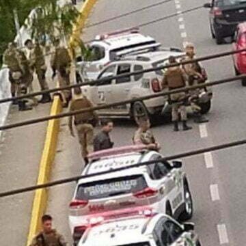 Ladrão usa pedaço de cano para simular arma e assalta duas lojas no Centro de Tubarão