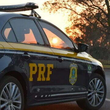 Motorista dorme ao volante e tomba caminhão na BR-101, em Sangão