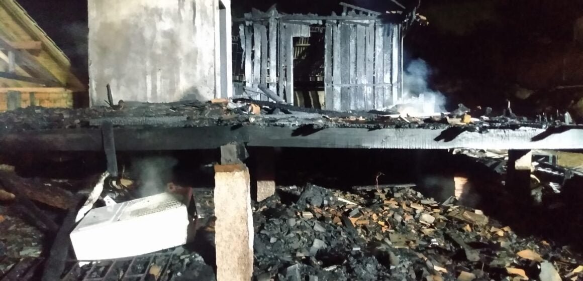 Incêndio destrói casa de madeira no bairro São Martinho
