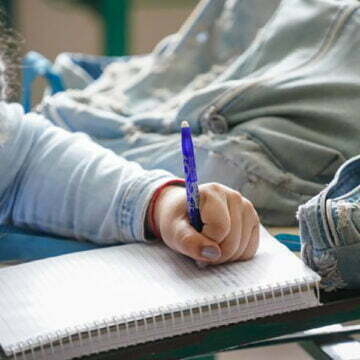 Governo do Estado regulamenta auxílio financeiro de R$ 568 mensais para estudantes Governo do Estado regulamenta auxílio financeiro de R$ 568 mensais para estudantes