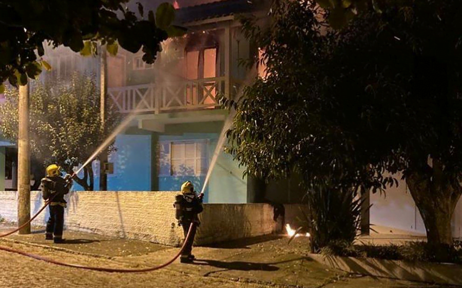 Casa é atingida por incêndio no Arroio Corrente, em Jaguaruna