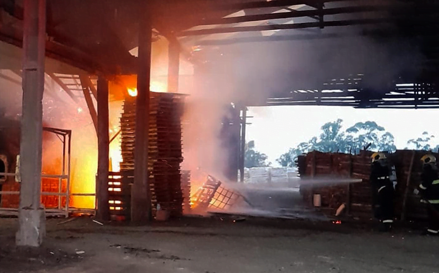 Galpão de cerâmica é atingido por incêndio em Sangão