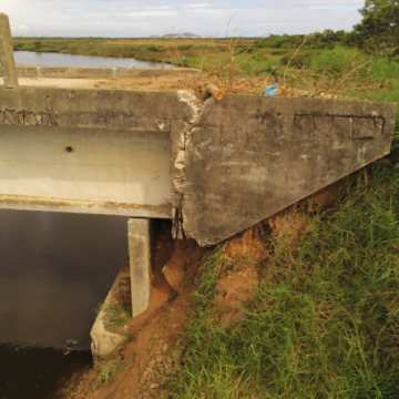 Ponte de Laguna é interditada para reparo após rachadura Ponte de Laguna é interditada para reparo após rachadura