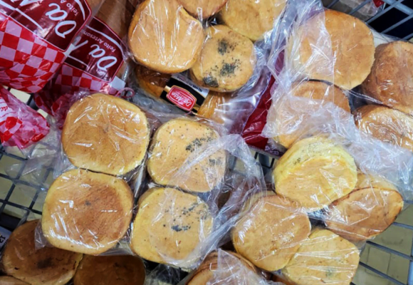 Procon de Tubarão encontra produtos vencidos em supermercado pela segunda vez no mês