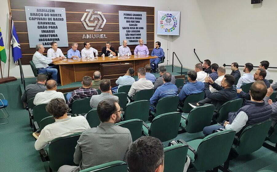 Governador Carlos Moisés visita obras e se reúne com prefeitos da região